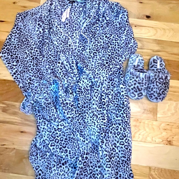 VS VICTORIA SECRET ROBE AND SLIPPERS TRUE SPOTS LEOPARD PRINT